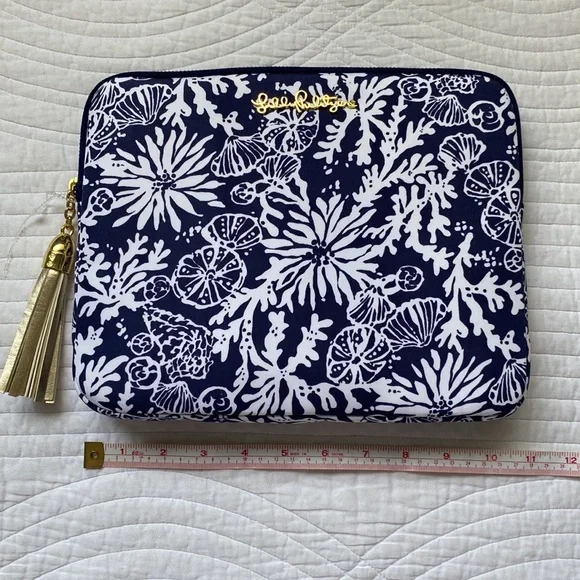 Lilly Pulitzer Tech Clutch Tablet IPad Padded Case In the Groove Navy Blue White